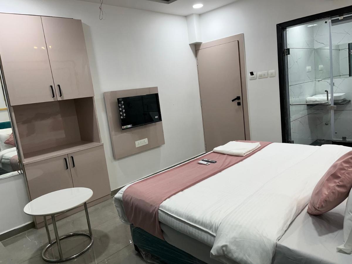 Hotel The Vital Surat Bagian luar foto