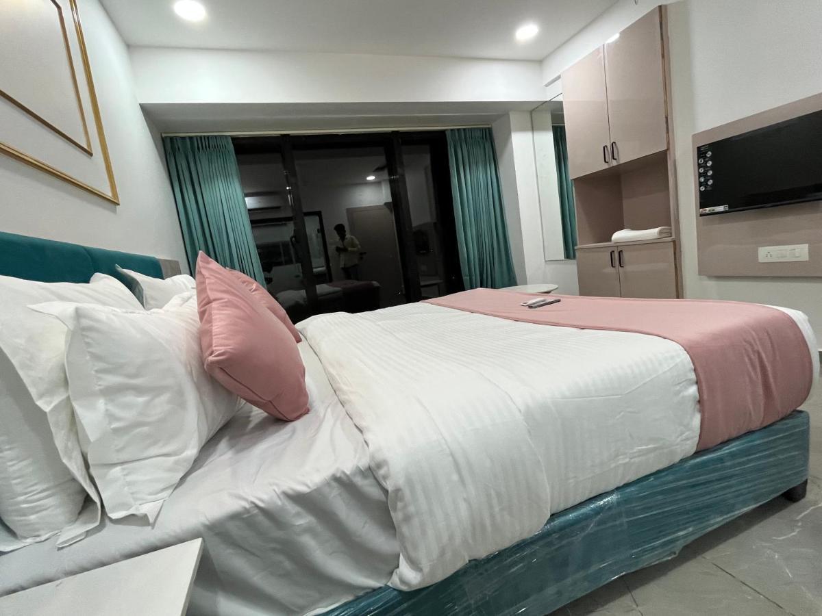 Hotel The Vital Surat Bagian luar foto