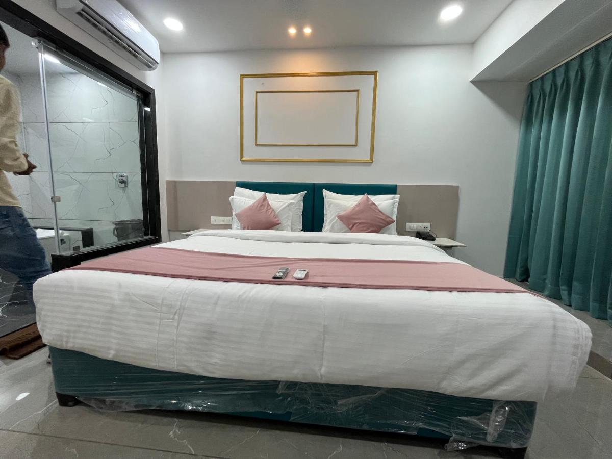Hotel The Vital Surat Bagian luar foto