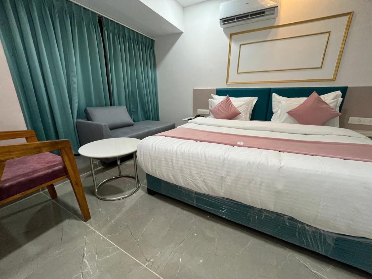 Hotel The Vital Surat Bagian luar foto
