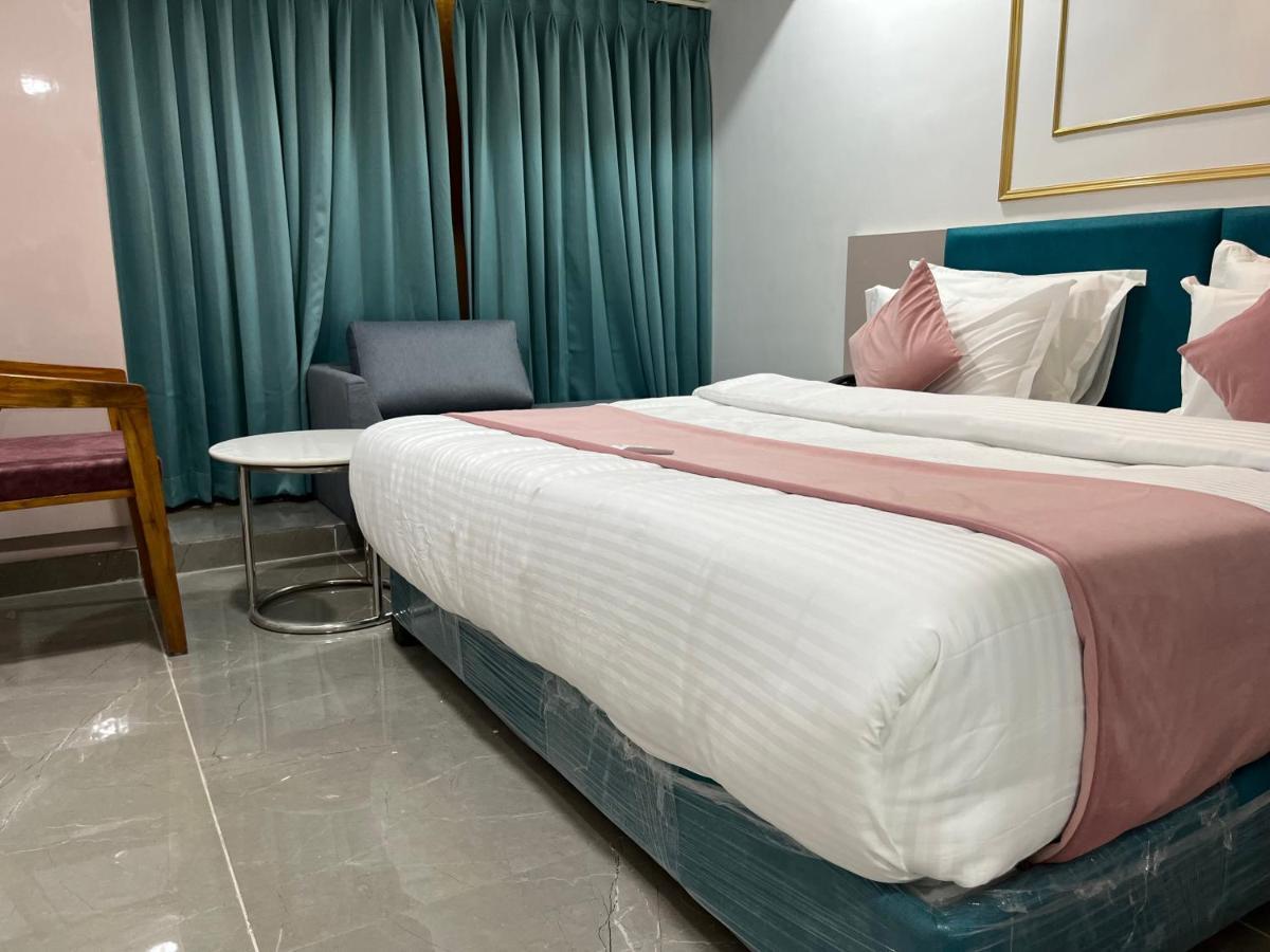 Hotel The Vital Surat Bagian luar foto