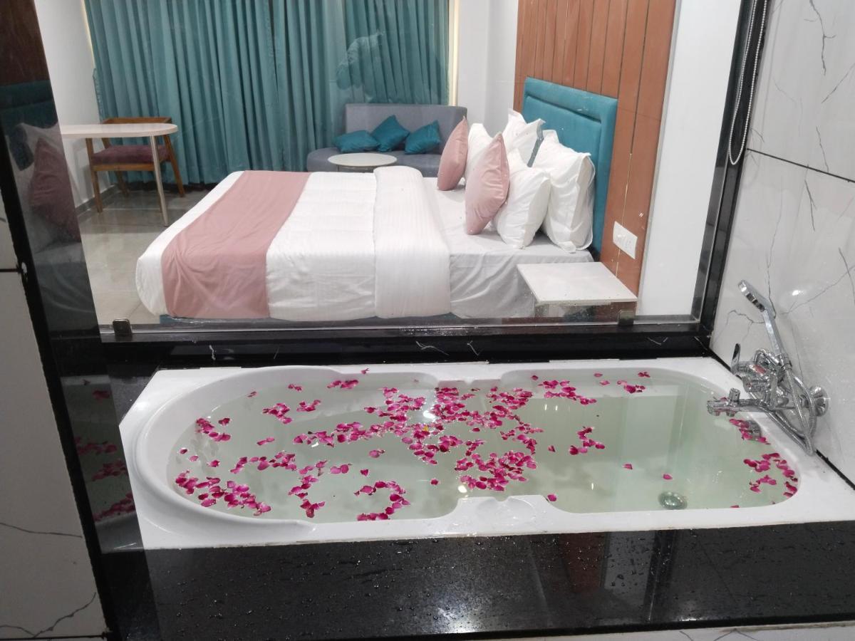 Hotel The Vital Surat Bagian luar foto