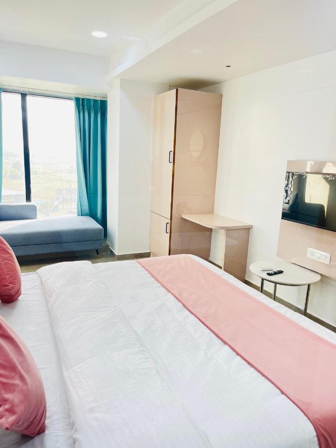 Hotel The Vital Surat Bagian luar foto