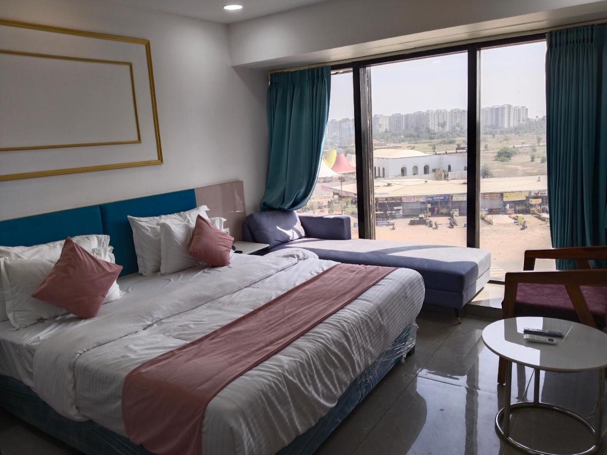 Hotel The Vital Surat Bagian luar foto