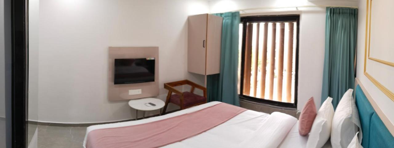 Hotel The Vital Surat Bagian luar foto